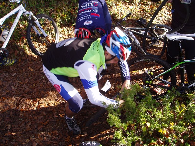 gal/2010/12 - Autunno Inverno 2010 - Le escursioni in MTB/Montagnola 2010/foratura.JPG